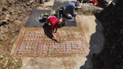 Los arqueólogos retiran con delicadeza la parte central del mosaico, decorada con un complejo diseño geométrico