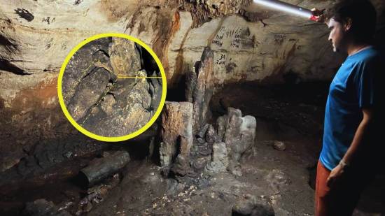 Aitor Ruiz-Redondo, investigador de la Universidad de Zaragoza, ilumina cuidadosamente un conjunto de espeleofactos en el interior de la cueva