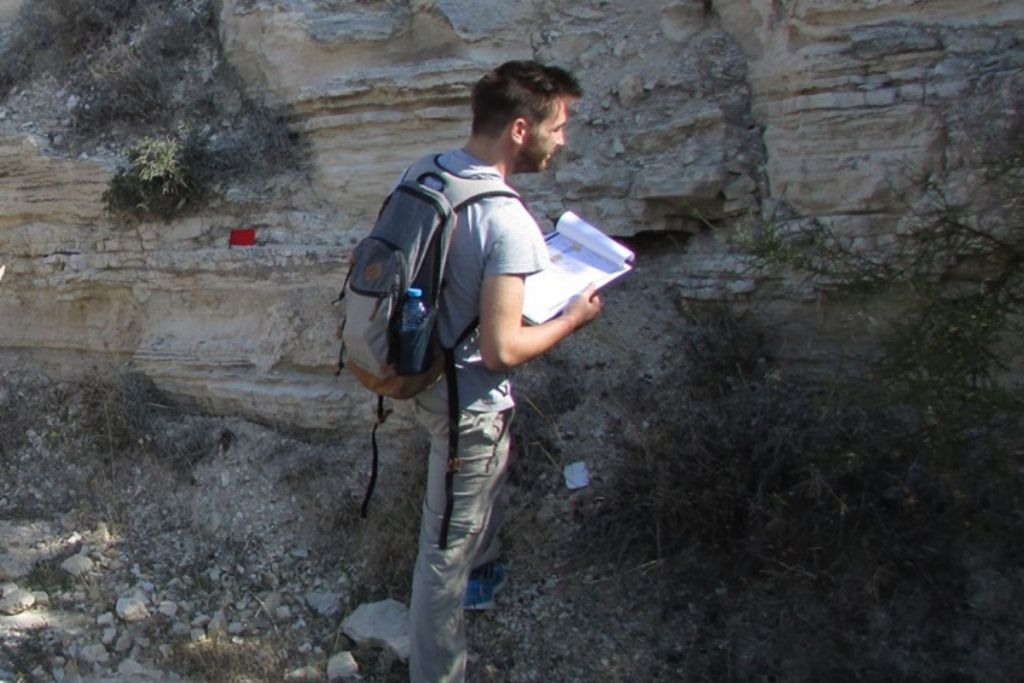 El investigador Olmo Míguez-Salas, de la Facultad de Ciencias de la Tierra de la Universidad de Barcelona