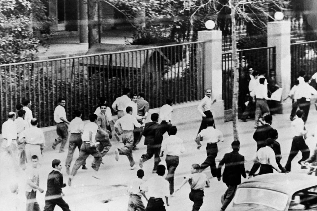 Manifestantes recorren las calles de Teherán durante el golpe angloestadounidense contra el primer ministro Mosaddeq en agosto de 1953