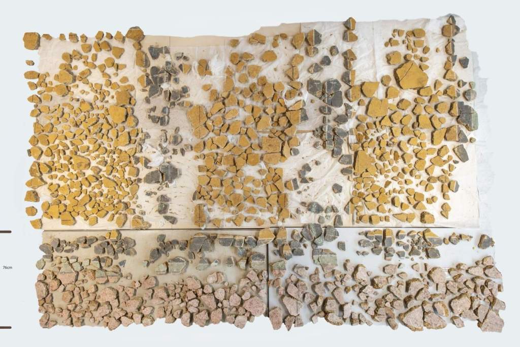 Paneles amarillos combinados con falsos acabados de pórfido