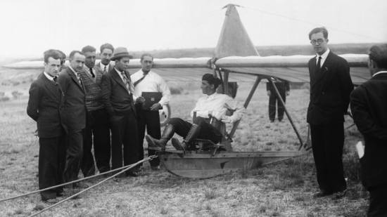 El profesor de la Agrupación de Vuelos sin Motor de la Escuela de Ingenieros Industriales, José Luis Albarrán, realiza una demostración a bordo de un planeador en Cuatro Vientos