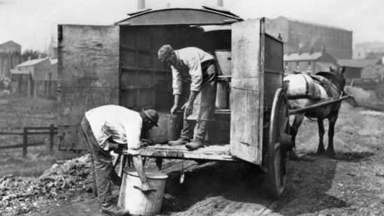 Vehículo y operarios encargados de la recogida de residuos humanos, alrededor de 1870. Estos trabajadores se ocupaban de retirar los desechos de las viviendas durante la noche