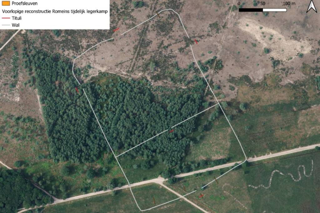 Una reconstrucción aérea revela el trazado del antiguo campamento militar romano, con líneas blancas que indican los muros y líneas rojas que marcan las entradas