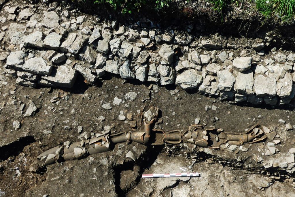 Sistema de canalización antiguo hallado en el yacimiento