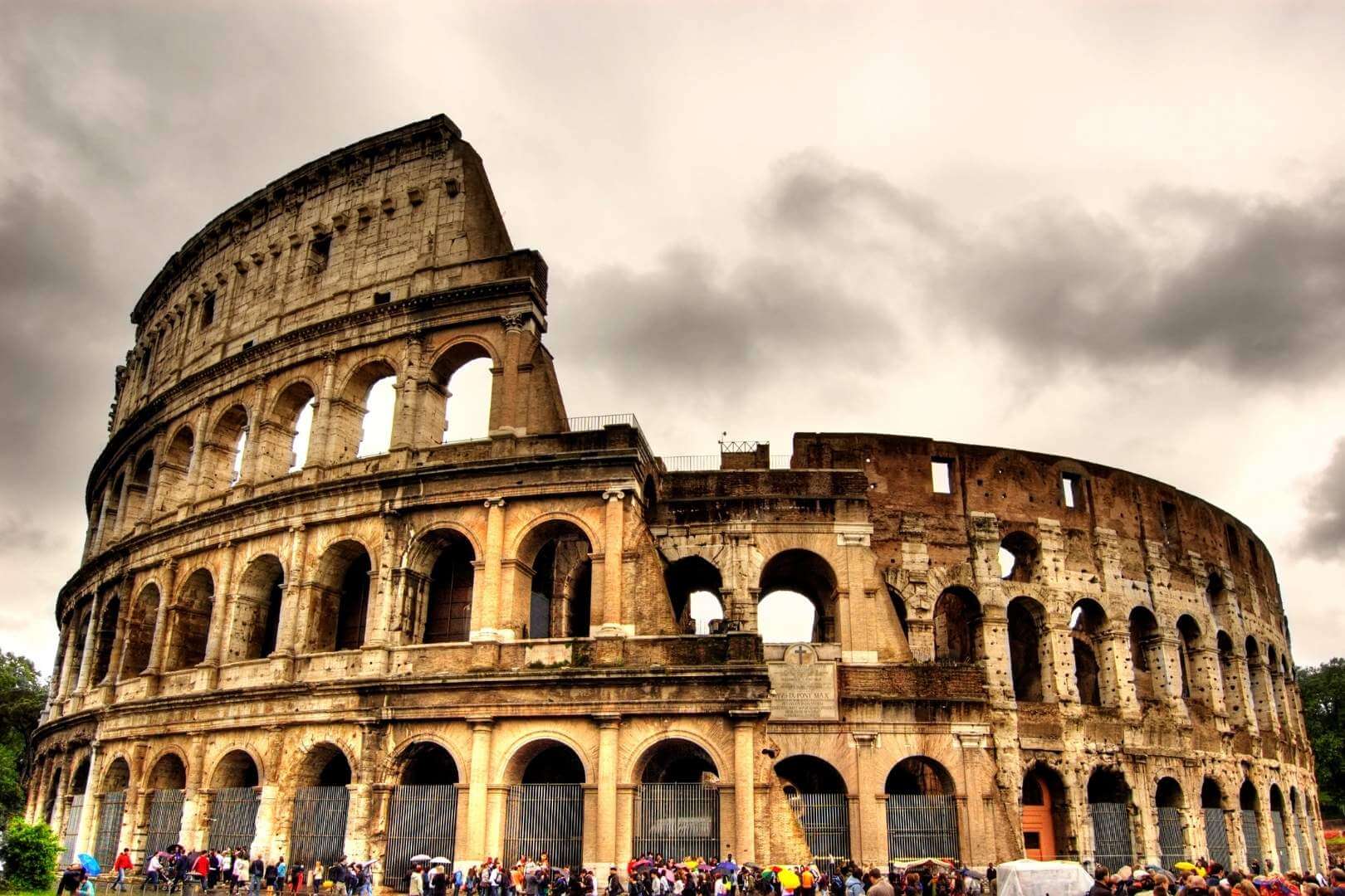 Lo que empezó como una simple foto turística acabó con un rescate dramático en pleno Coliseo