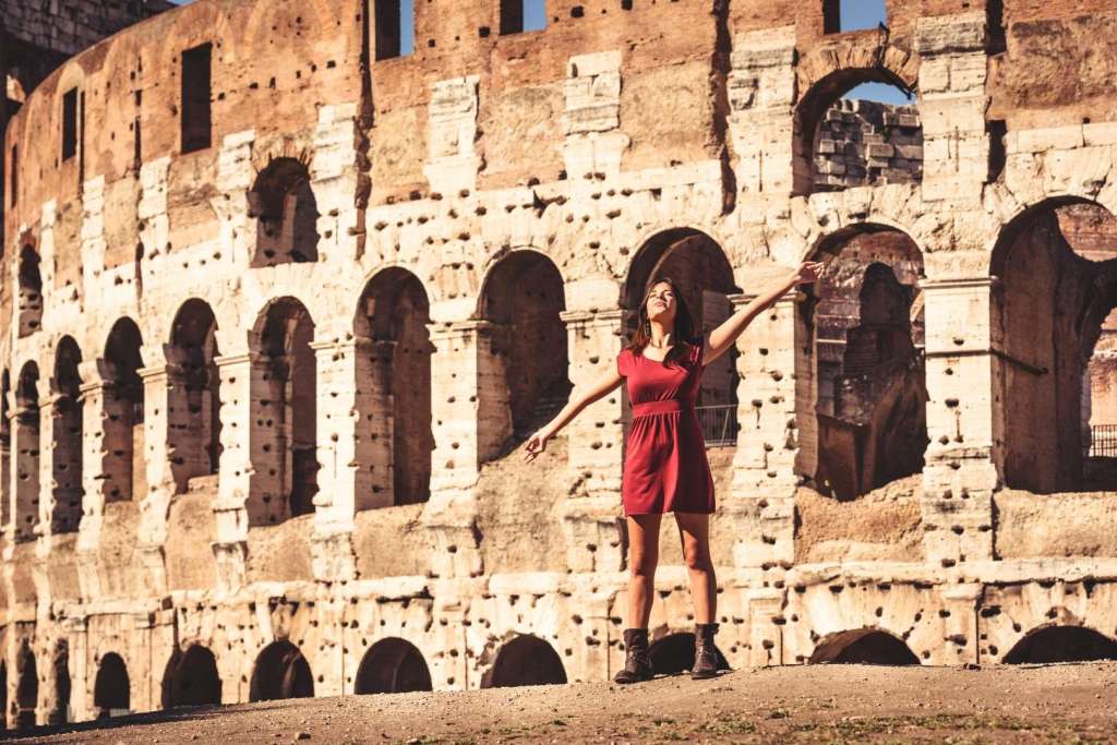 Turistas de todo el mundo visitan cada día el Coliseo de Roma, donde los comportamientos imprudentes y las infracciones a las normas de seguridad se han convertido en un desafío creciente para la conservación del monumento