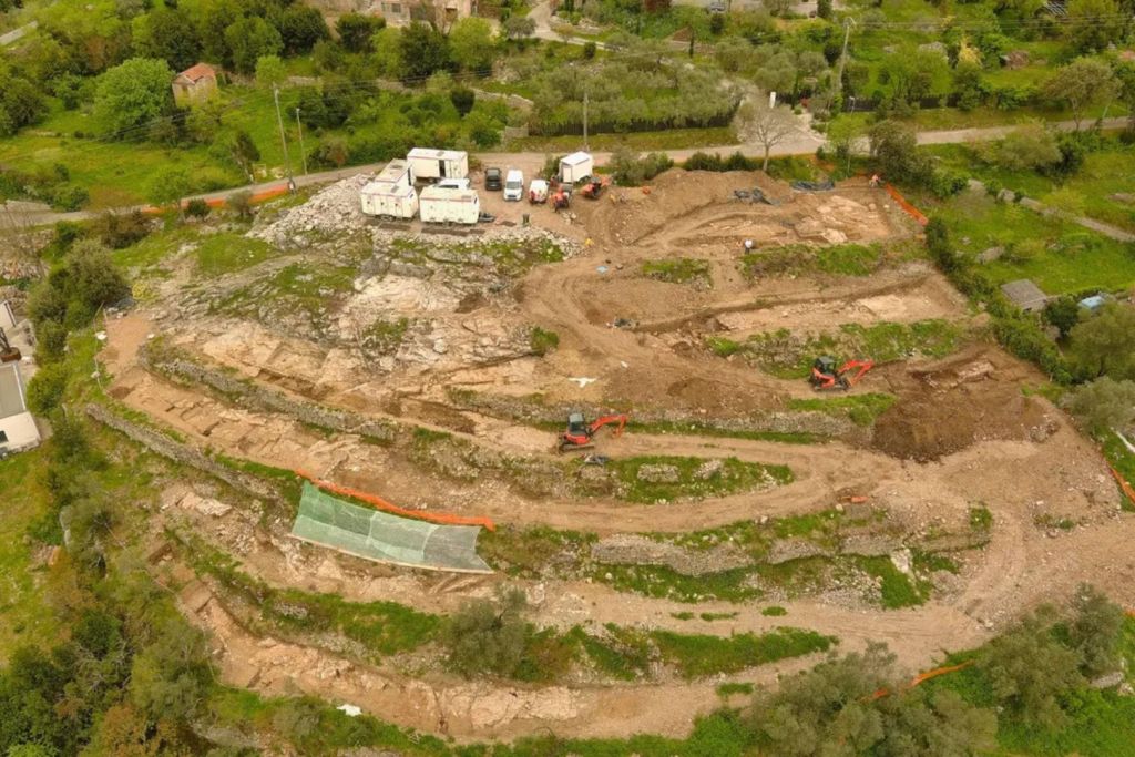 Vista aérea del yacimiento arqueológico en la colina que domina Alès, donde se han excavado más de 3.700 metros cuadrados