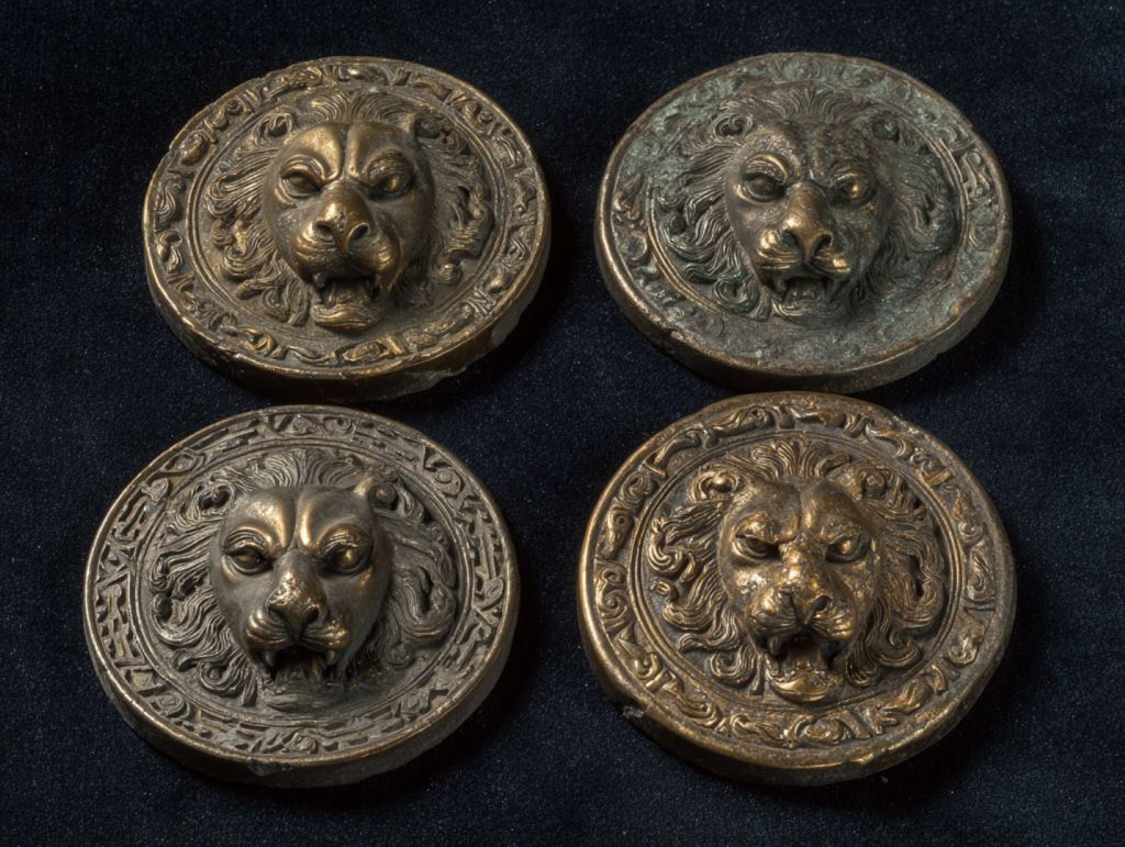 Medallones con cabeza de león