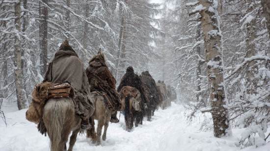 Grupo atravesando un bosque nevado