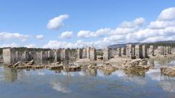 Figura 3. Ruinas del antiguo Real Sitio de La Isabela y ejemplos del deterioro por colapsos, depósitos de lodo, vegetación lacustre y eflorescencias, entre otros. Fuente: Proyecto DAMAGE (Análisis del Deterioro en Ambientes de Aguas Embalsadas del Patrimonio Cultural en Piedra. PID2019-109605RB-I00).