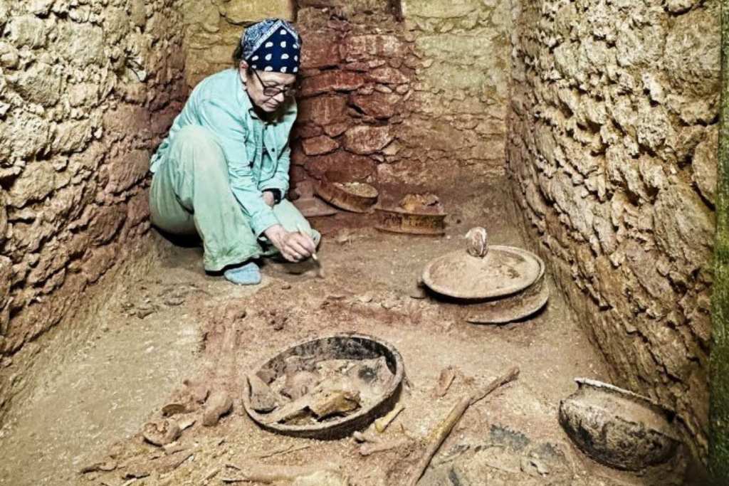 La arqueóloga Diane Chase dentro de la tumba recién descubierta durante la última campaña de excavación