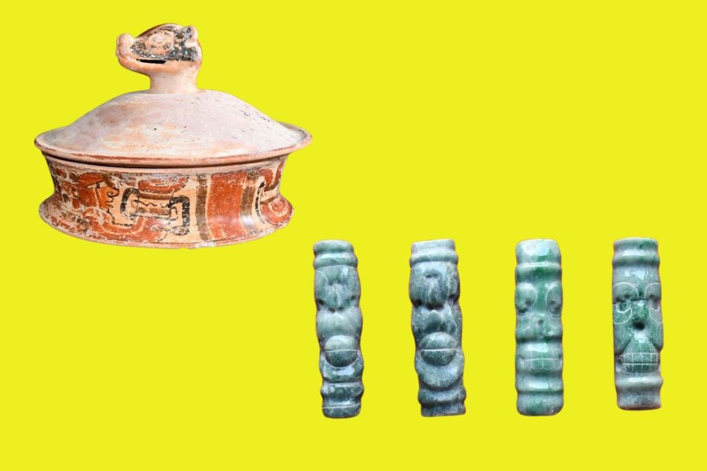 Cuenco maya de cerámica con base saliente, adornado con una tapa en forma de cabeza de coatí. Conjunto de cuatro cuentas tubulares de jadeíta que representan monos araña vivos y muertos, una combinación simbólica poco habitual en el arte maya