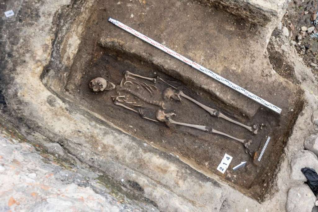 Los expertos trabajaron con extrema delicadeza para liberar, hueso a hueso, el esqueleto del caballero medieval