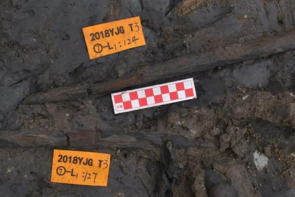 Una de las herramientas que estaba siendo desenterrada en el yacimiento arqueológico de China