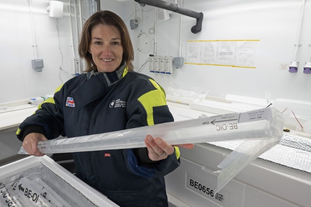 Liz Thomas sostiene uno de los núcleos de hielo, una columna cristalina que encierra el pasado más remoto de la atmósfera terrestre