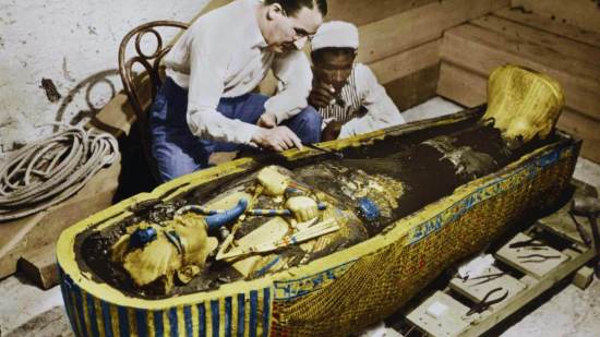 Howard Carter examinando la tumba de Tutankamón en 1922