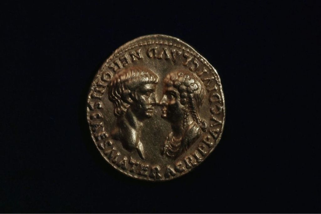 Una moneda acuñada en Roma en el año 54 muestra los rostros de Nerón y Agripina, destacando el poder que ella ejercía al inicio del reinado: su nombre figura en el anverso, por encima del de su hijo