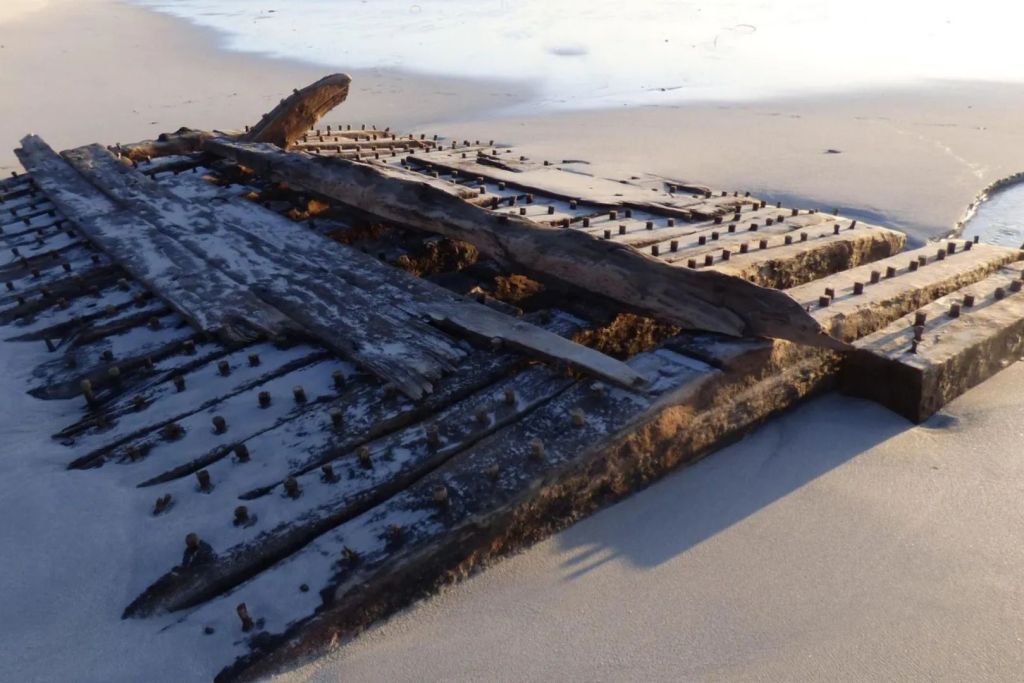 Fue tras una fuerte tormenta cuando los restos de madera quedaron al descubierto, liberados por primera vez del lecho marino en el que habían permanecido ocultos durante siglos