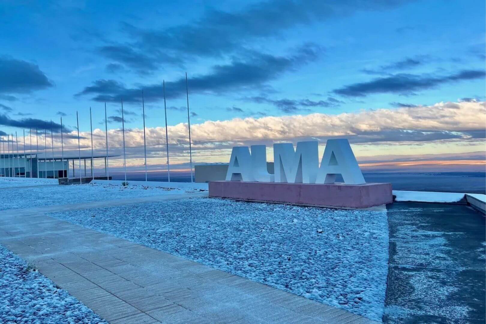 Una nevada poco habitual ha cubierto esta semana las instalaciones principales del telescopio ALMA
