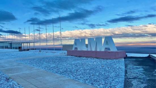Una nevada poco habitual ha cubierto esta semana las instalaciones principales del telescopio ALMA