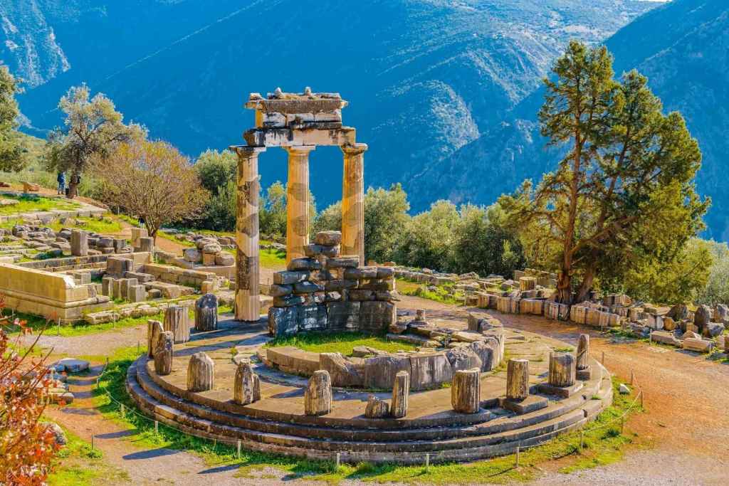 Las plantas no eran simples elementos decorativos en la Grecia clásica. Su presencia estaba cargada de poder ritual y simbólico