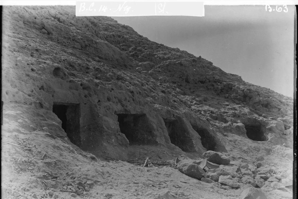 La tumba excavada en la roca en Nuwayrat