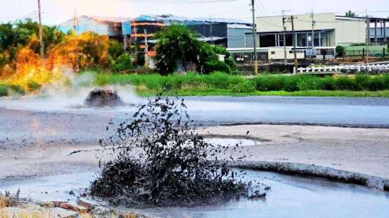 El volcán de lodo de Wandan expulsa columnas de lodo y gases