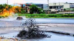 El volcán de lodo de Wandan expulsa columnas de lodo y gases
