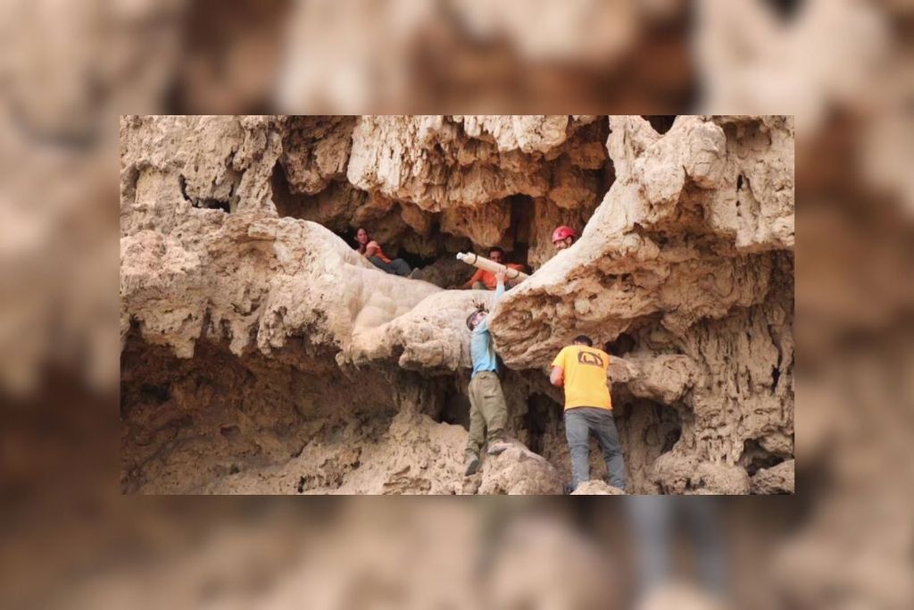 Arqueólogos trabajan en la excavación de una cueva del desierto de Judea, con vistas al mar Muerto, donde se descubrieron una inscripción en arameo y cuatro espadas romanas