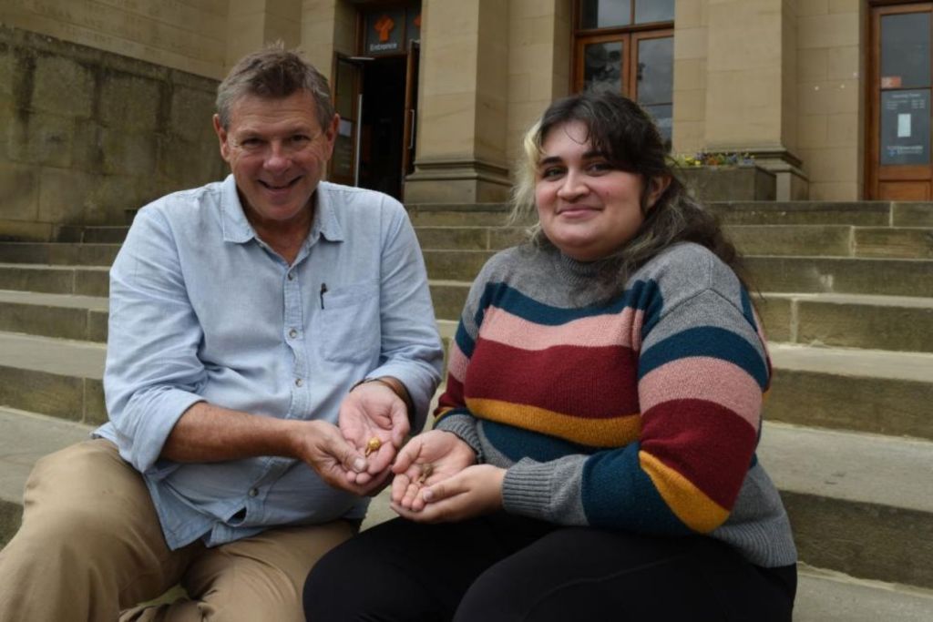 Andrew Agate, responsable del Programa de Hallazgos Arqueológicos en el noreste de Inglaterra, junto a Yara Souza, estudiante de Arqueología de la Universidad de Newcastle, sostienen el objeto de oro altomedieval descubierto por la joven en Northumberland
