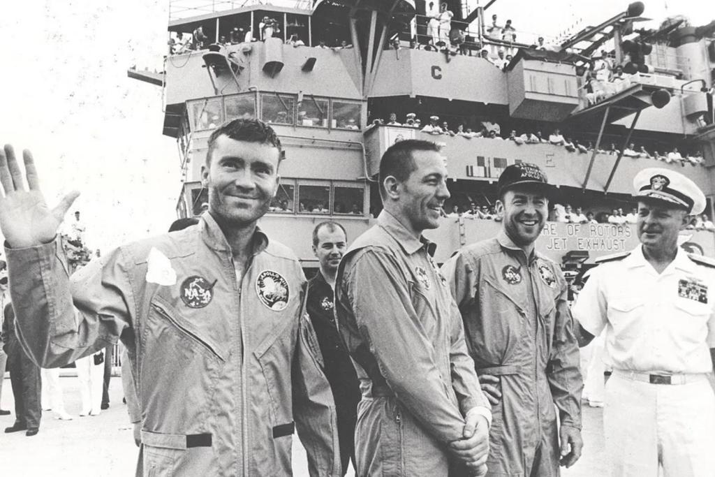 Los astronautas del Apolo 13 —Fred Haise, Jack Swigert y Jim Lovell—, minutos después de su seguro regreso al Pacífico