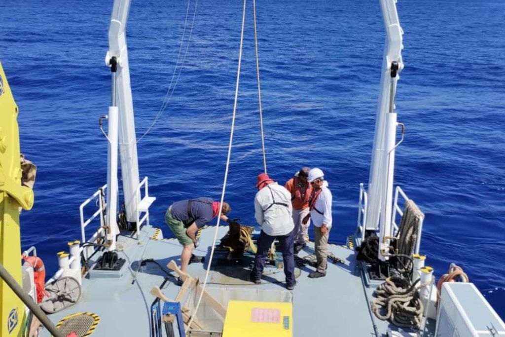 Los arqueólogos trabajando en la recuperación del ariete romano