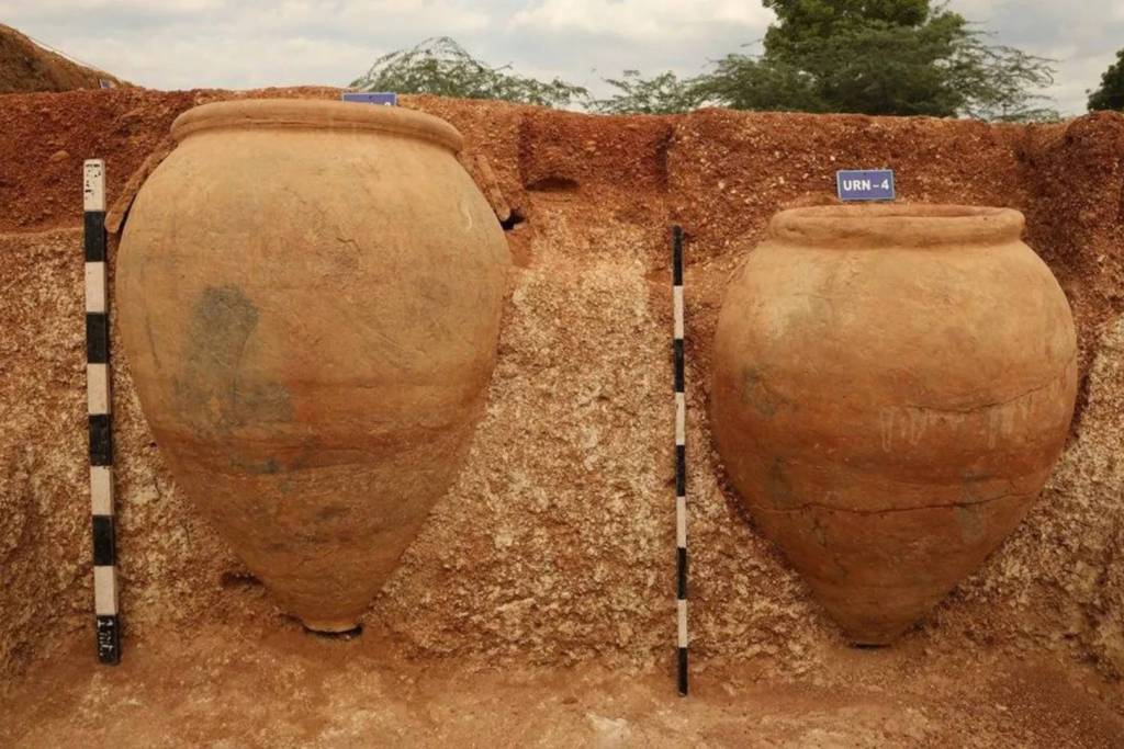 Las excavaciones en Kondagai revelaron grandes urnas ceremoniales que albergaban restos óseos junto a objetos cotidianos utilizados por los antiguos habitantes