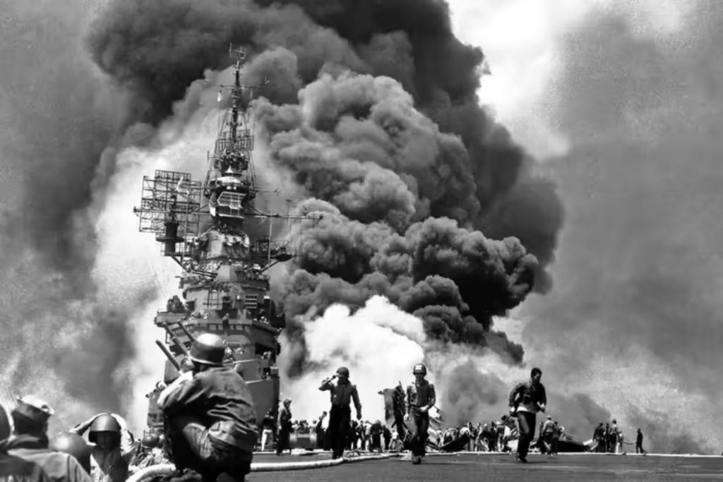 El 11 de mayo de 1945, dos aviones kamikaze cargados con bombas de 250 kilos impactaron casi al mismo tiempo contra el portaaviones estadounidense USS Bunker Hill