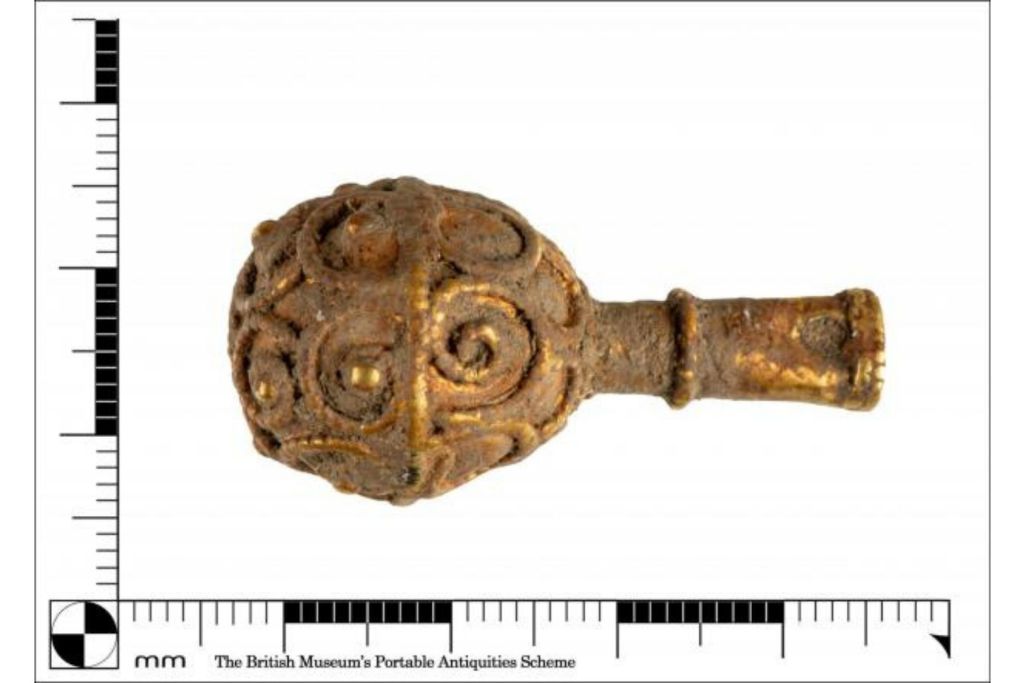 Detalle del objeto de oro descubierto en Northumberland por la estudiante de Arqueología Yara Souza, de la Universidad de Newcastle
