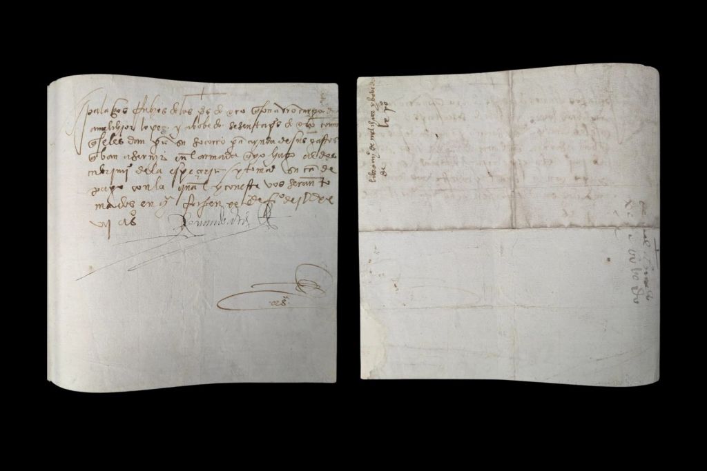 La hoja presentaba una numeración realizada con cera, un método archivístico utilizado únicamente durante la década de 1980, lo que permitió a las autoridades acotar con precisión el periodo en que fue sustraída