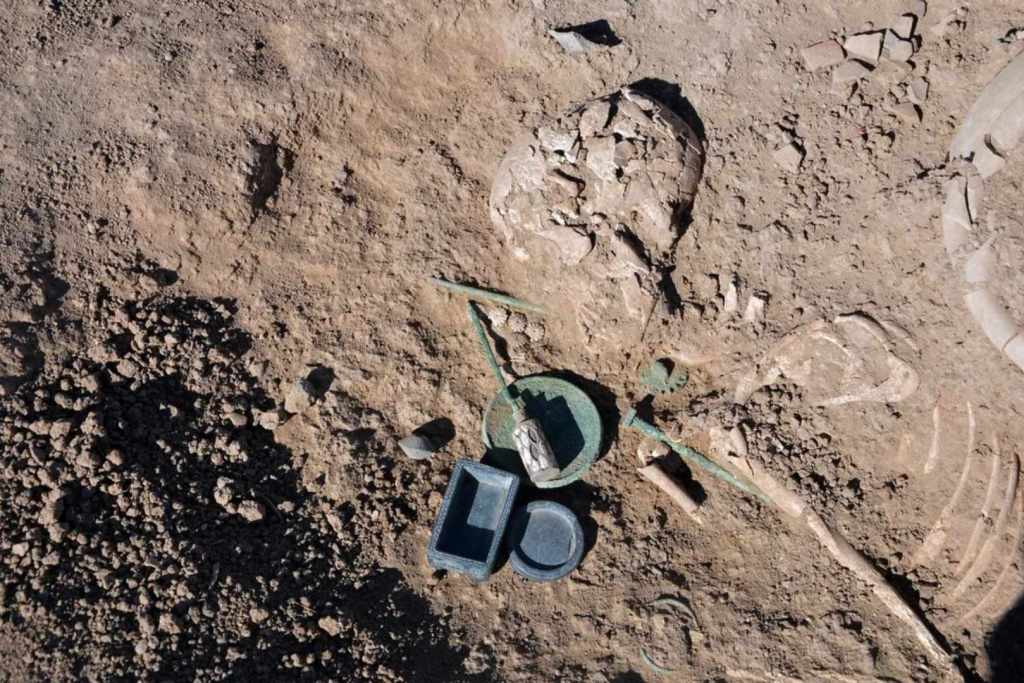 Los arqueólogos estiman que la sepultura se remonta a finales del tercer milenio a.C., época en la que el antiguo asentamiento formaba parte de la civilización de Gran Jorasán