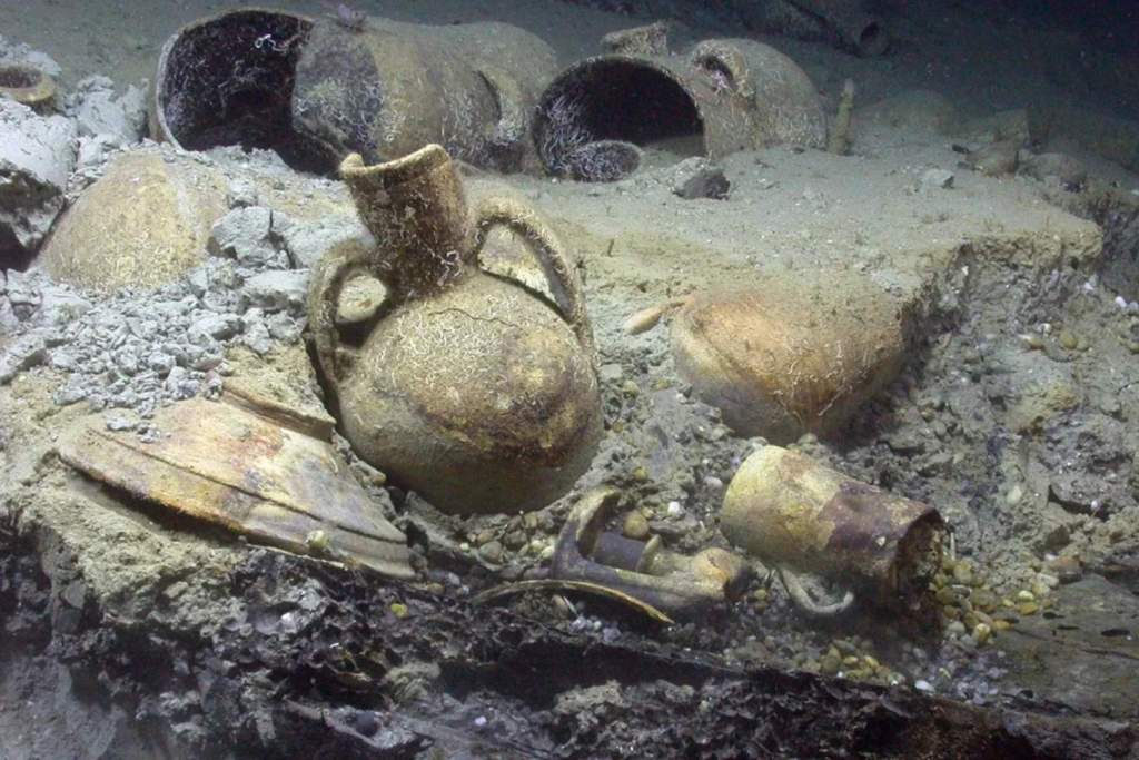 Cazos, sartenes y diversos utensilios domésticos hallados entre los restos del naufragio de un barco pirata de la costa berberisca