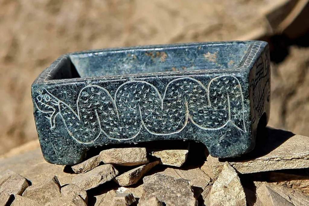 Según los arqueólogos, una caja casi idéntica apareció en otra tumba de la Edad del Bronce al norte de Tepe Chalow, y probablemente fue importada desde esa región