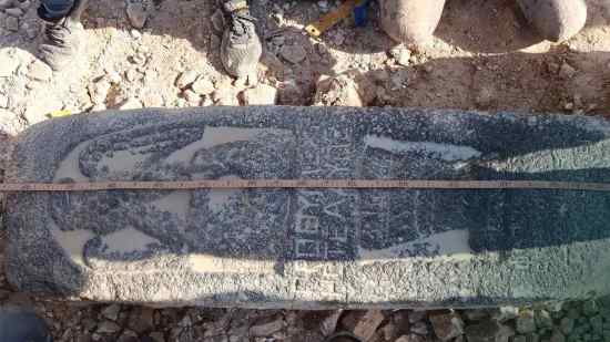 Descubren en Siria una estela romana de 2.000 años con un águila imperial y un mensaje oculto en griego