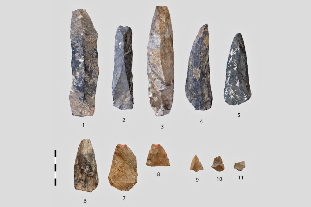 Conjunto de puntas líticas halladas en el refugio rocoso de Obi-Rakhmat