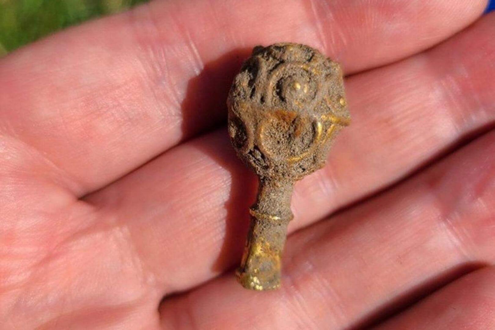 Estudiante de arqueología halla una joya de oro de hace 1.100 años en solo 90 minutos