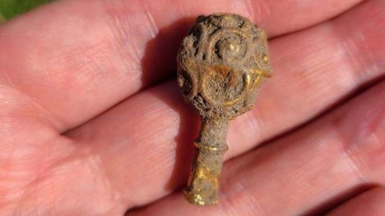 Estudiante de arqueología halla una joya de oro de hace 1.100 años en solo 90 minutos