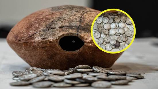 En la región de Mleiha, en el emirato de Sharjah (Emiratos Árabes Unidos), se ha localizado un conjunto de 409 monedas de plata que datan del siglo III a.C