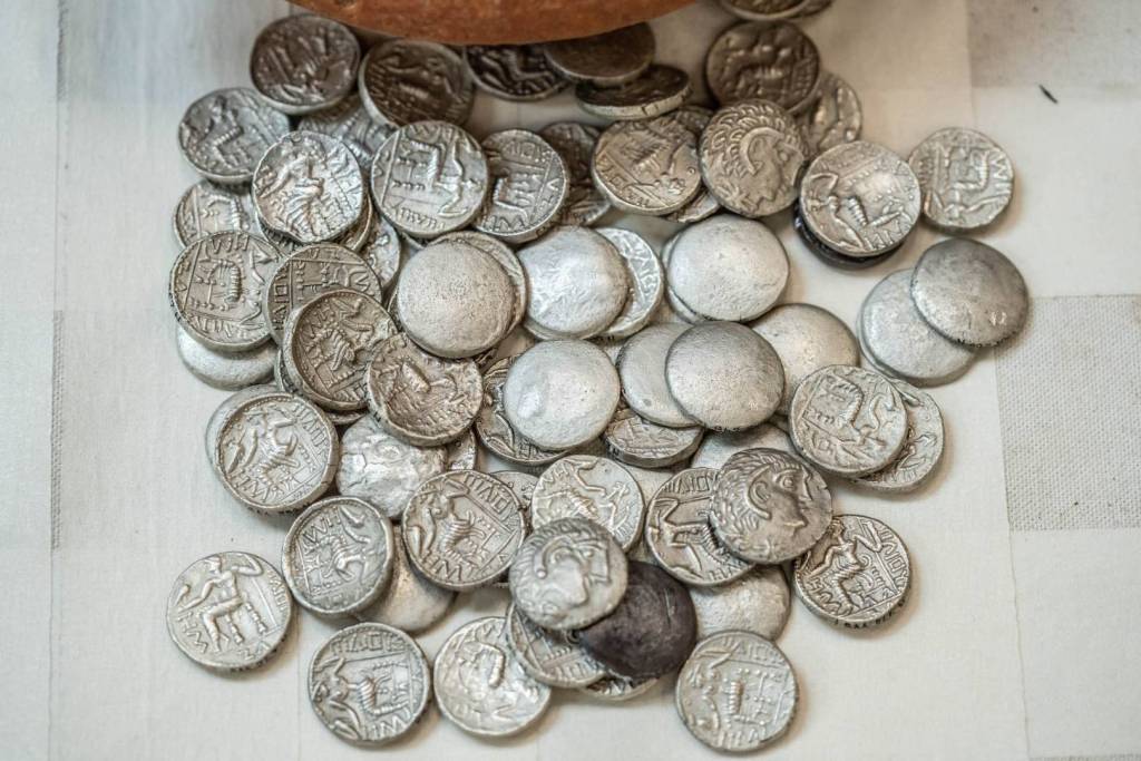 La colección de 409 monedas halladas en Mleiha incluye una notable variedad de ejemplares de plata