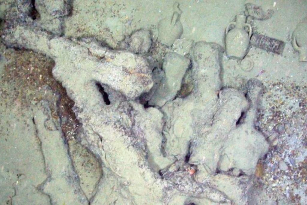 Un conjunto de cañones giratorios de hierro encontrados entre los restos del naufragio