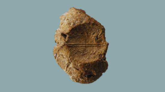 Sello de arcilla del periodo del Primer Templo con la inscripción ‘Yed[a‛]yah, hijo de Asayahu’, hallado en julio de 2025 por el Temple Mount Sifting Project