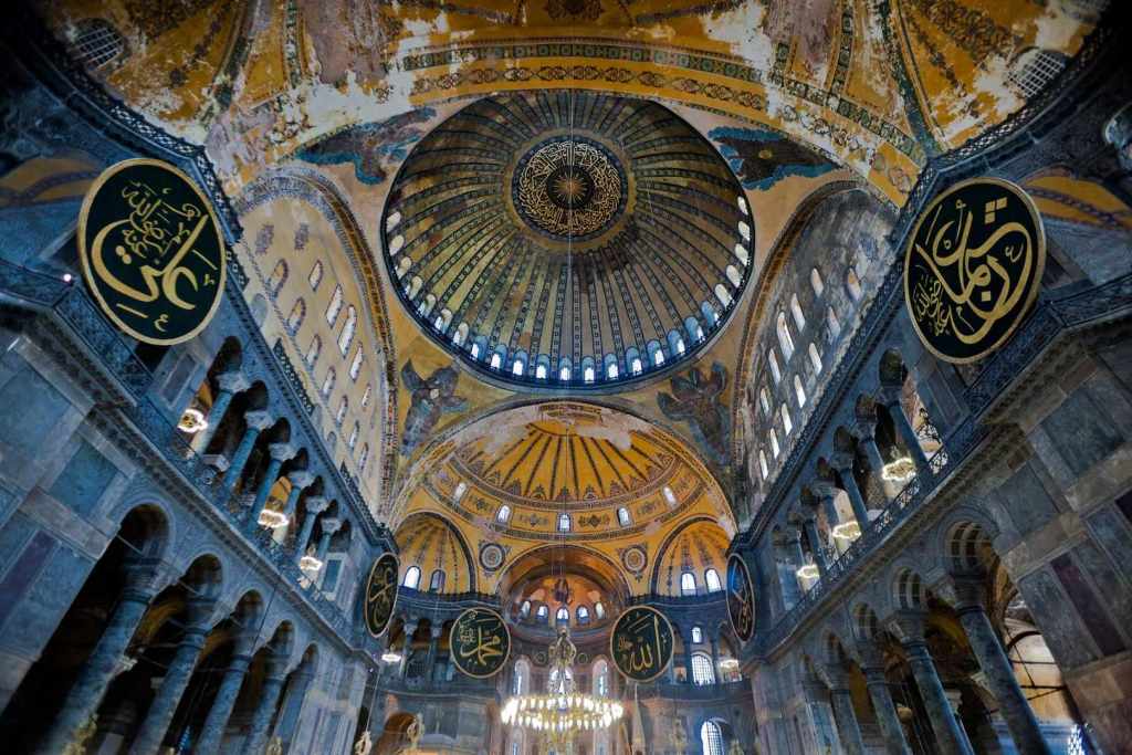 El interior de Santa Sofía, con su imponente cúpula y mosaicos bizantinos, guarda siglos de historia entre columnas desgastadas, rezos y silencios que resisten el paso del tiempo