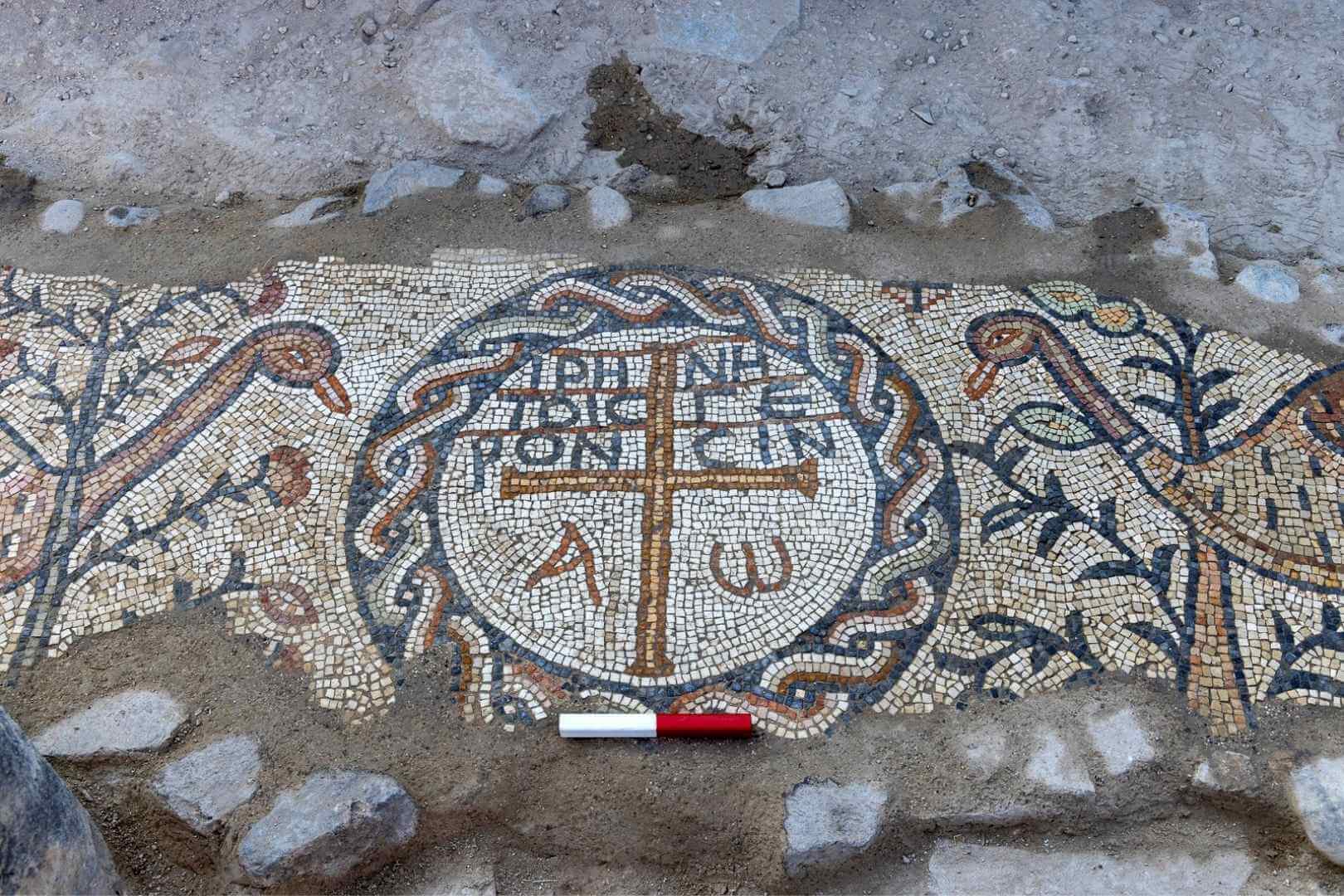 Detalle de un medallón con la inscripción “La paz sea con los ancianos”, flanqueado por gansos egipcios, hallado en el yacimiento arqueológico de Hippos, en el norte de Israel